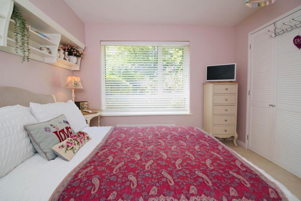 Aston Henry James Stunning One Bedroom Apartment In Royal Windsor Bagian luar foto